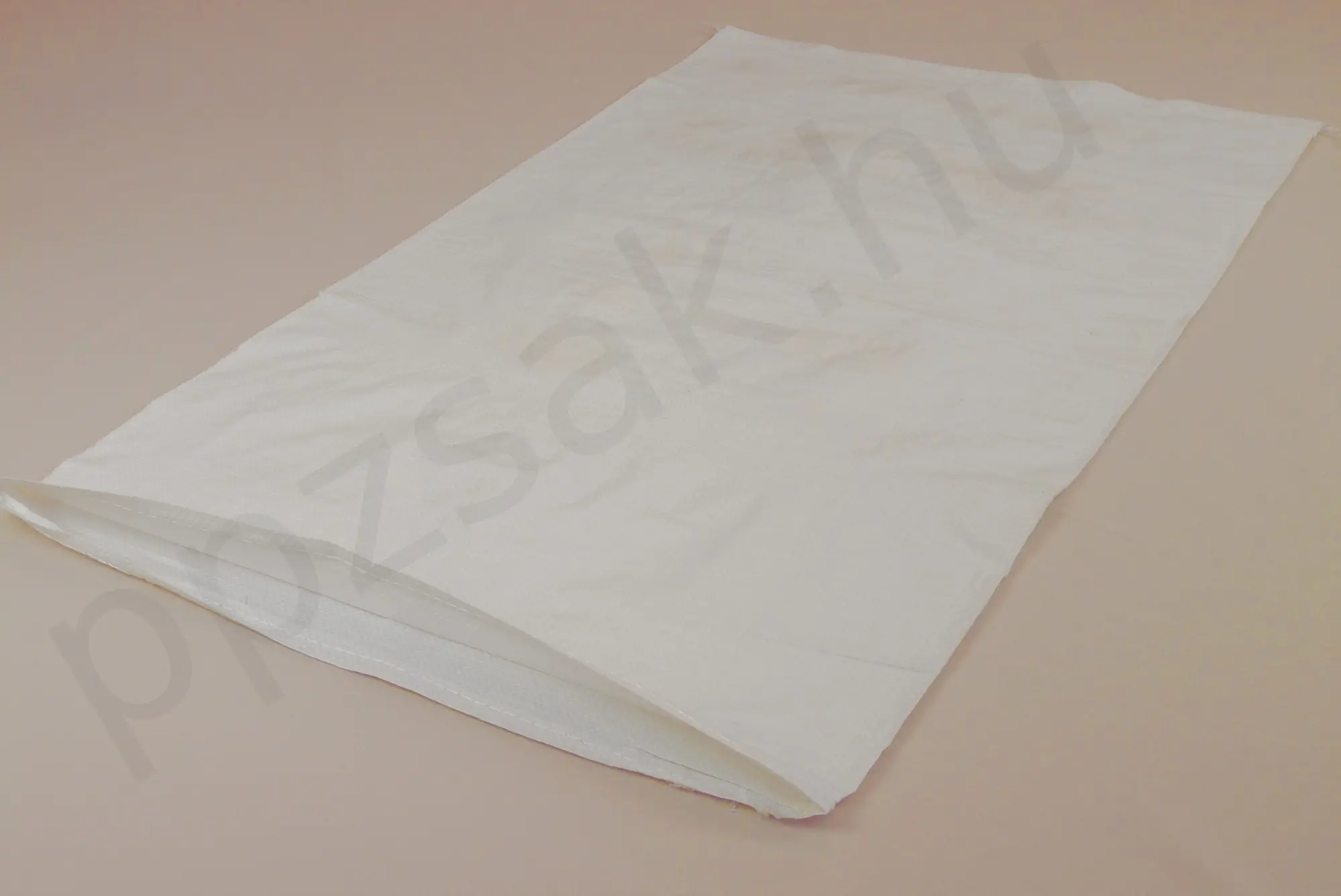 56x100 cm méretű fehér szájszegett PP zsák 40 kg termény tárolásához