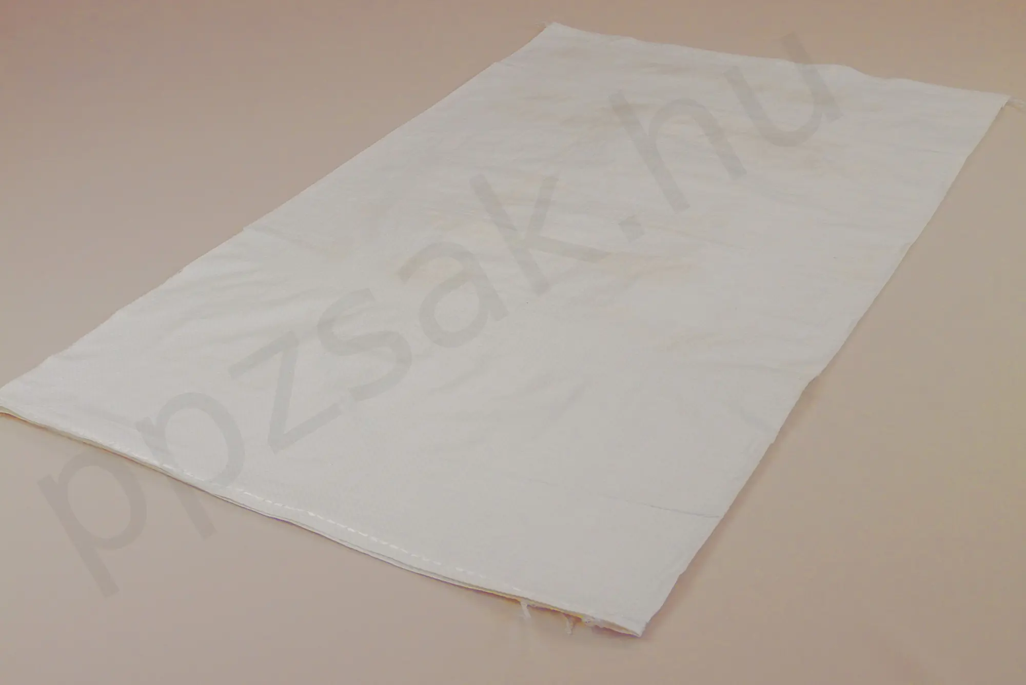 Nagy méretű 56x100 cm polipropilén zsák szájszegéssel mezőgazdasági felhasználásra